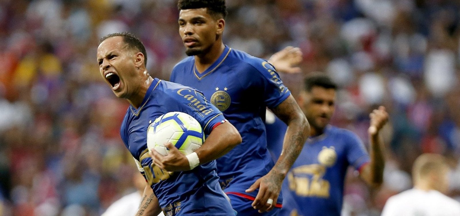 Guerra comemora primeiro gol marcado com a camisa do Bahia
