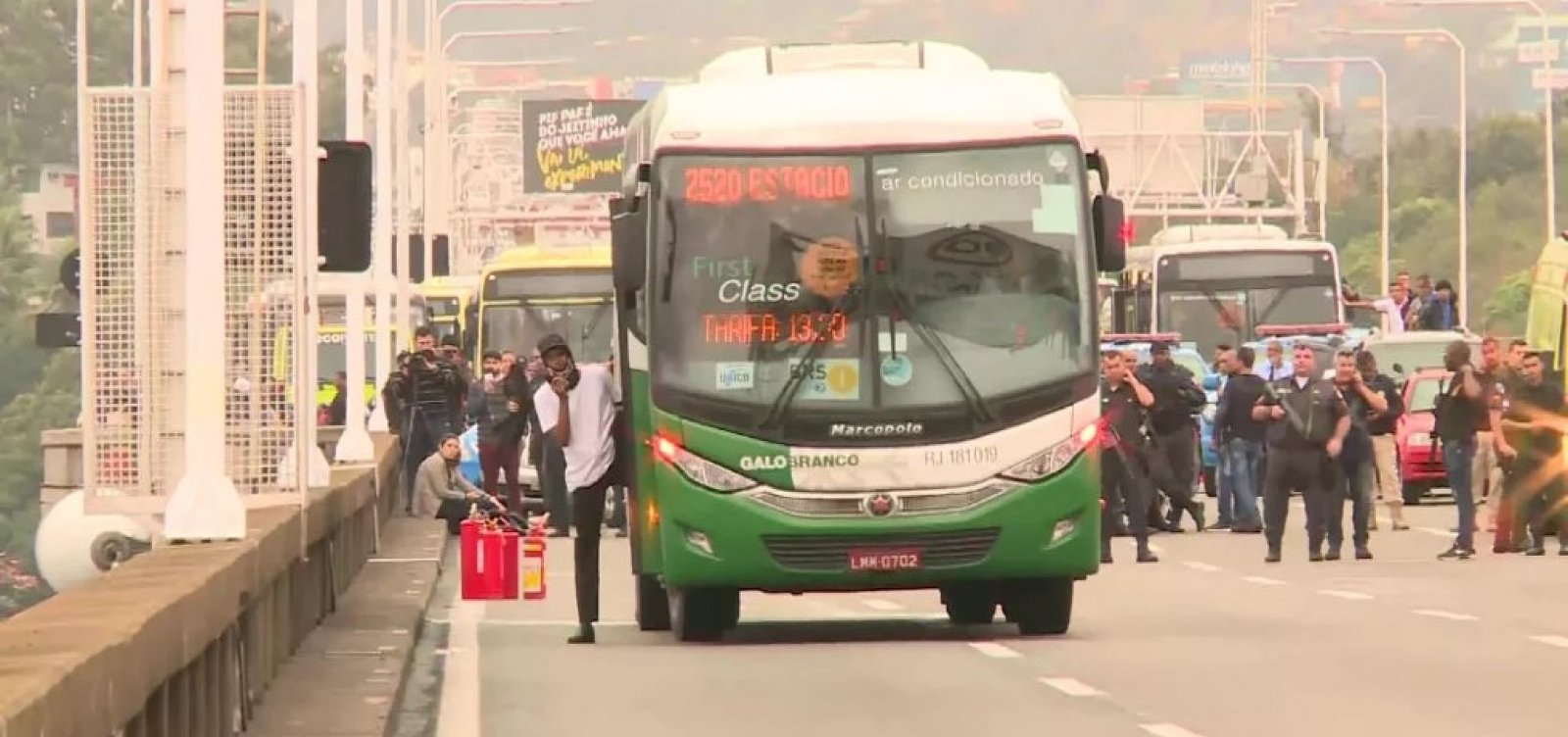 Seis reféns são libertados de ônibus sequestrado na Ponte Rio-Niterói