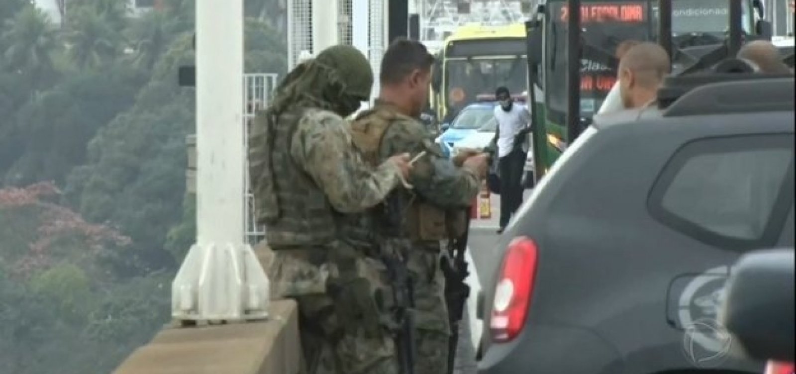Sequestrador de ônibus na Ponte Rio-Niterói é baleado na perna