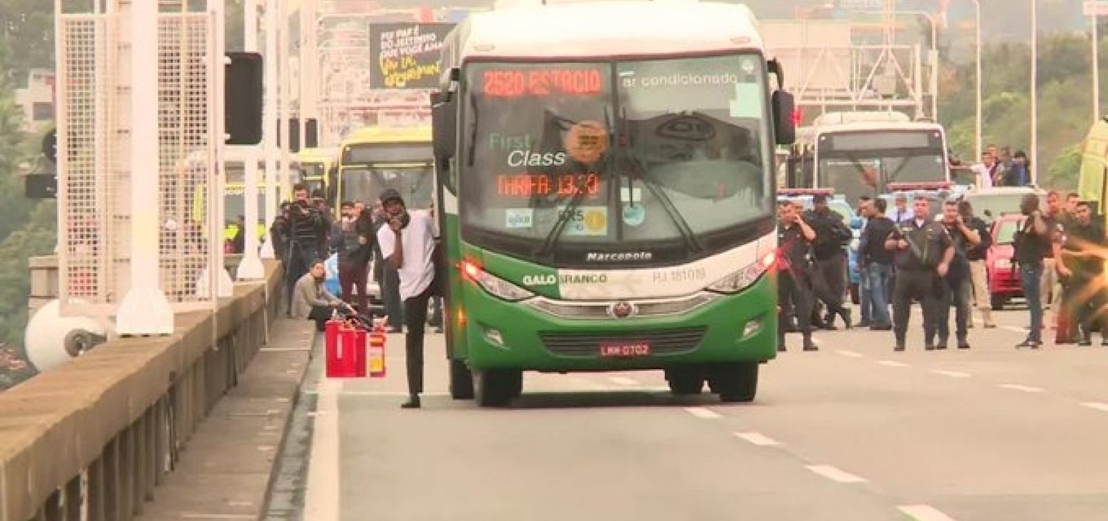 Sequestrador de ônibus na Ponte Rio-Niterói é morto por atirador de elite