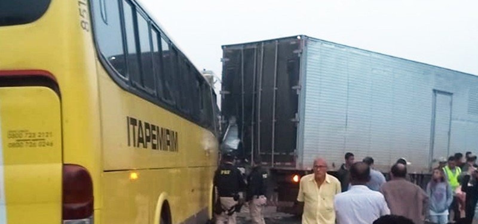 Batida entre ônibus e caminhão deixa morto e feridos na BR-101