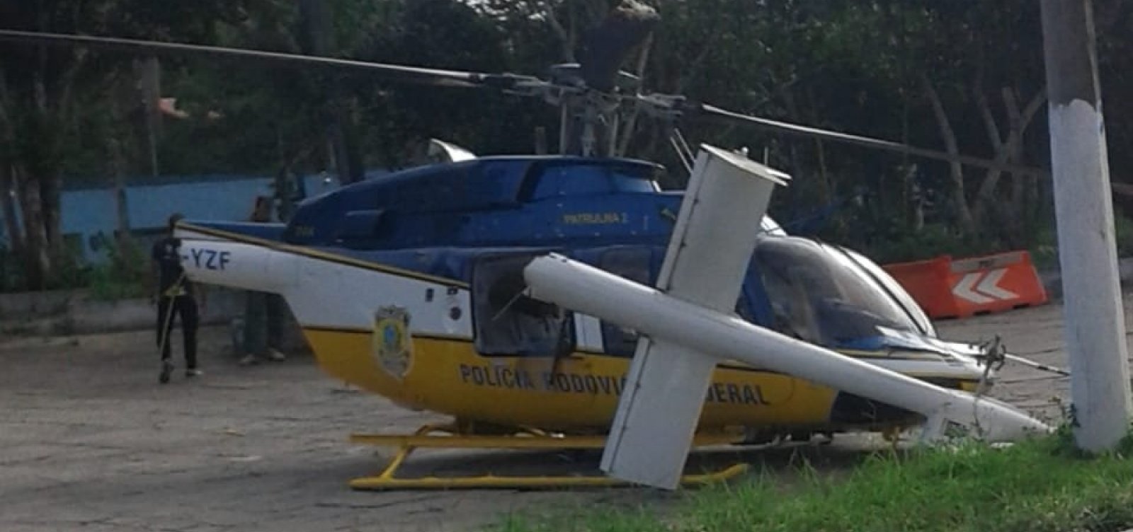 Helicóptero da PRF colide com placa ao tentar pousar em Eunápolis