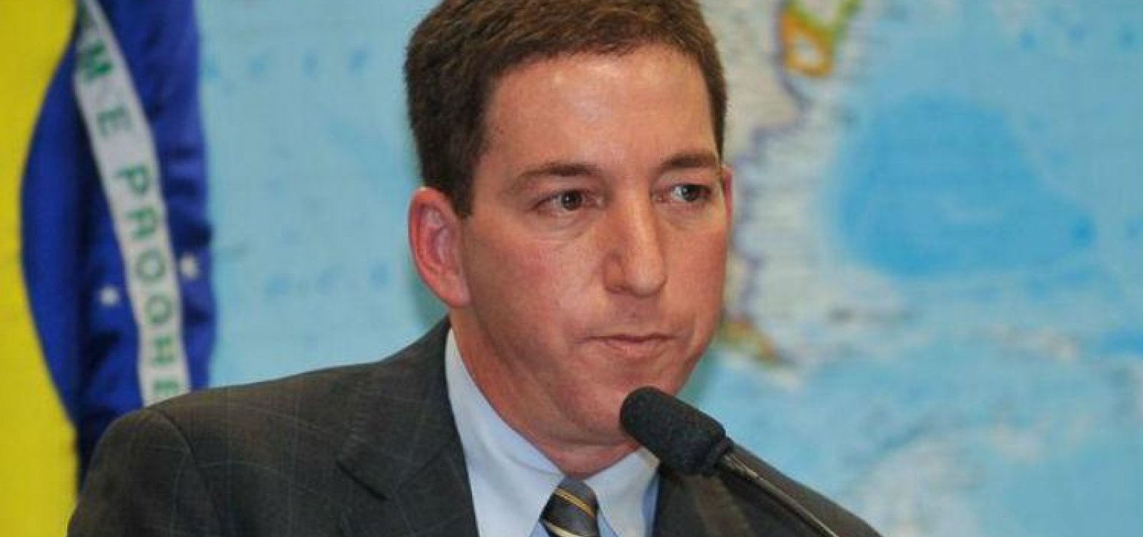Deputados do PSL derrubam homenagem para Glenn Greenwald