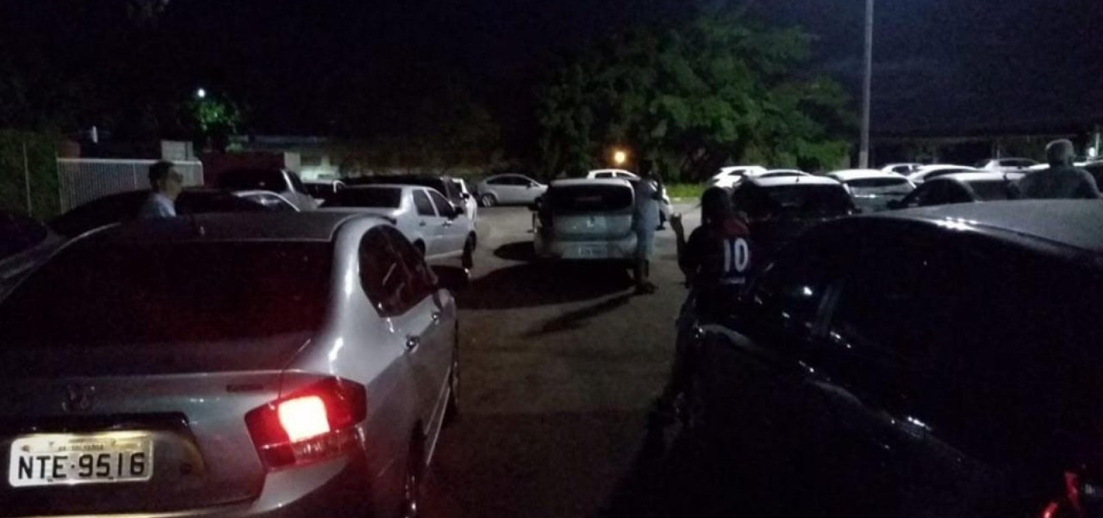 Com carros 'trancados', torcedores criticam estacionamento do Barradão
