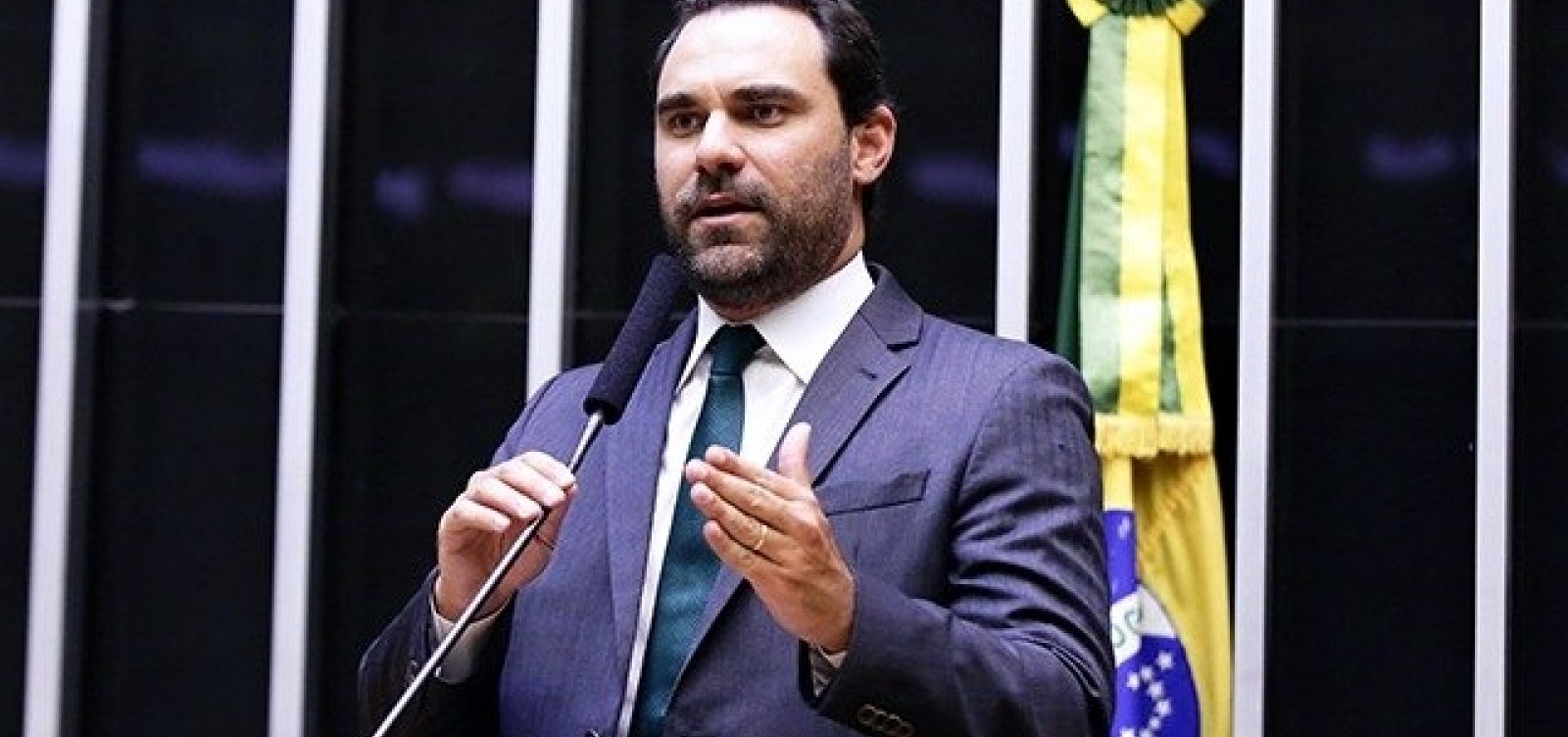 Adolfo Viana votou contra processo de expulsão de Aécio