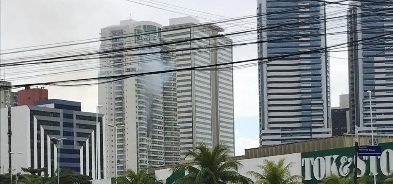Apartamento de luxo na Tancredo Neves, em Salvador, pega fogo; veja vídeo