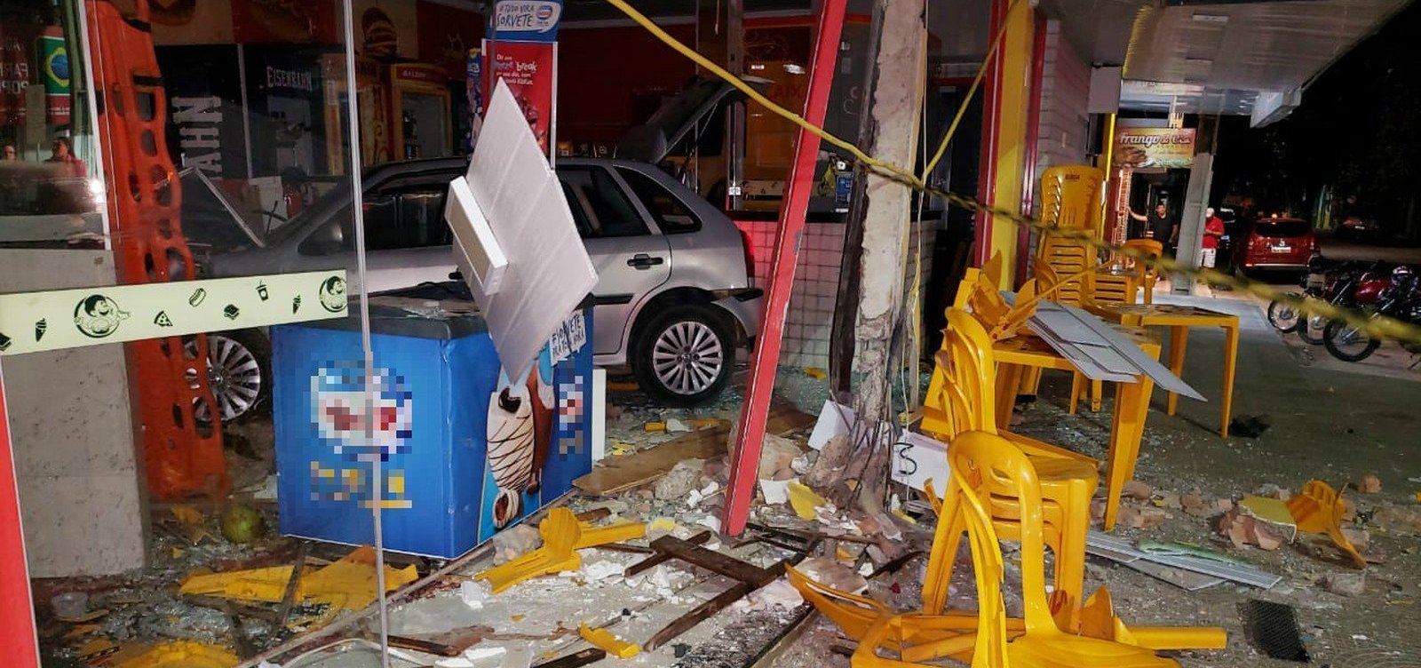 Motorista embriagada perde controle de carro, invade pizzaria e mata mulher em Barreiras