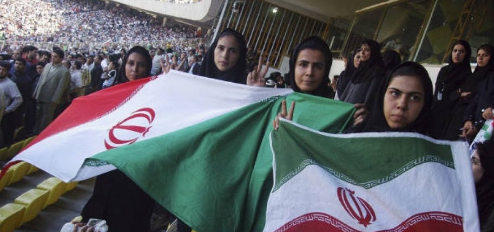Após mais de 40 anos de proibições, mulheres voltam a assistir a jogo da 1ª  divisão do Irã - Lance!