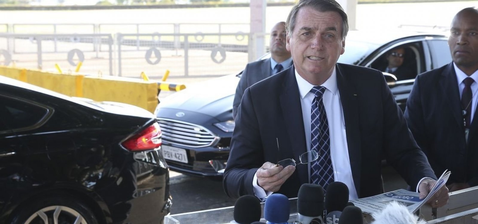 Após zombar da aparência da esposa de Macron, Bolsonaro diz que não a ofendeu