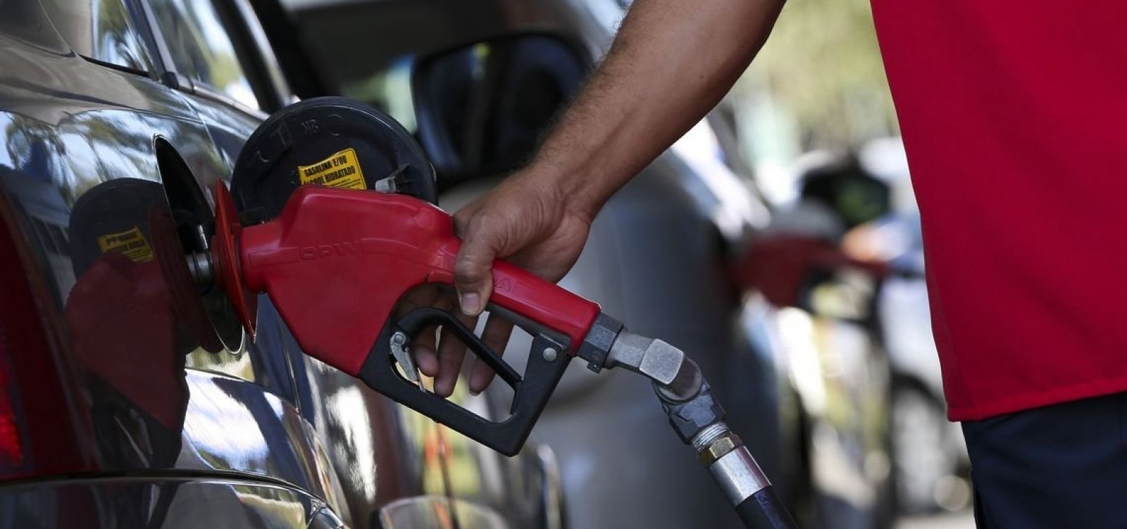 Petrobras anuncia aumento de 3,5% no preço da gasolina nas refinarias