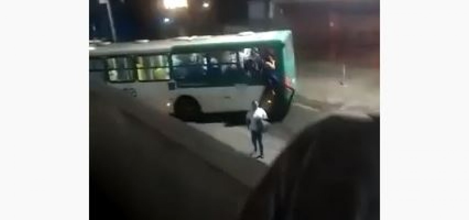 Vídeo mostra pânico de passageiros após ônibus ficar 'atravessado' na Via Regional