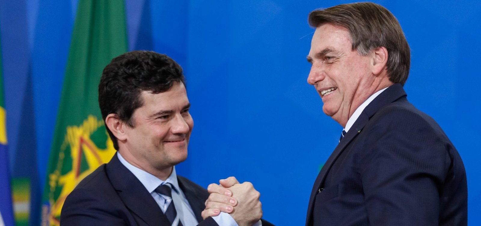 Após desentendimentos, Bolsonaro abraça Moro e o chama de ‘patrimônio nacional’