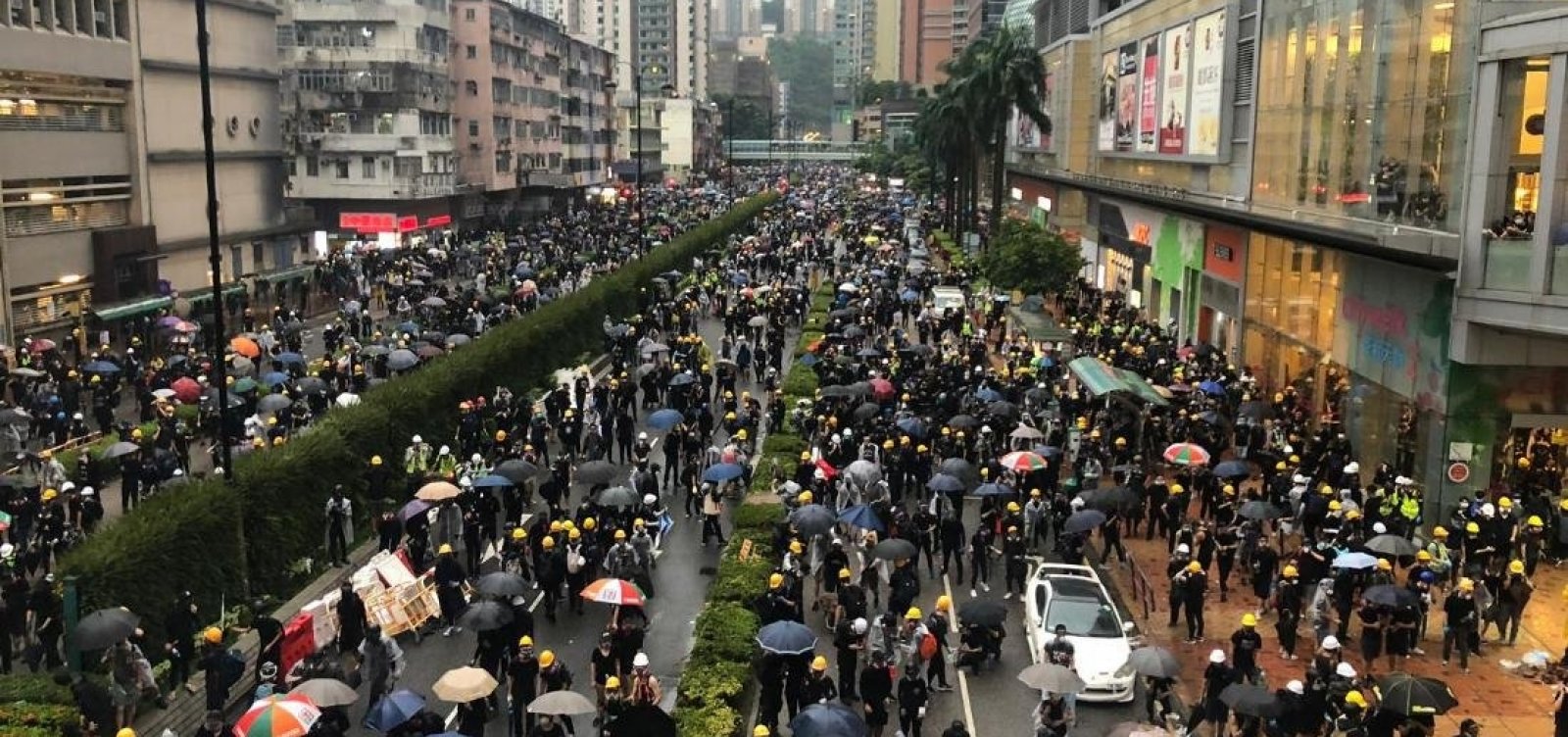 Chineses vão às ruas de Hong Kong protestar pela democracia