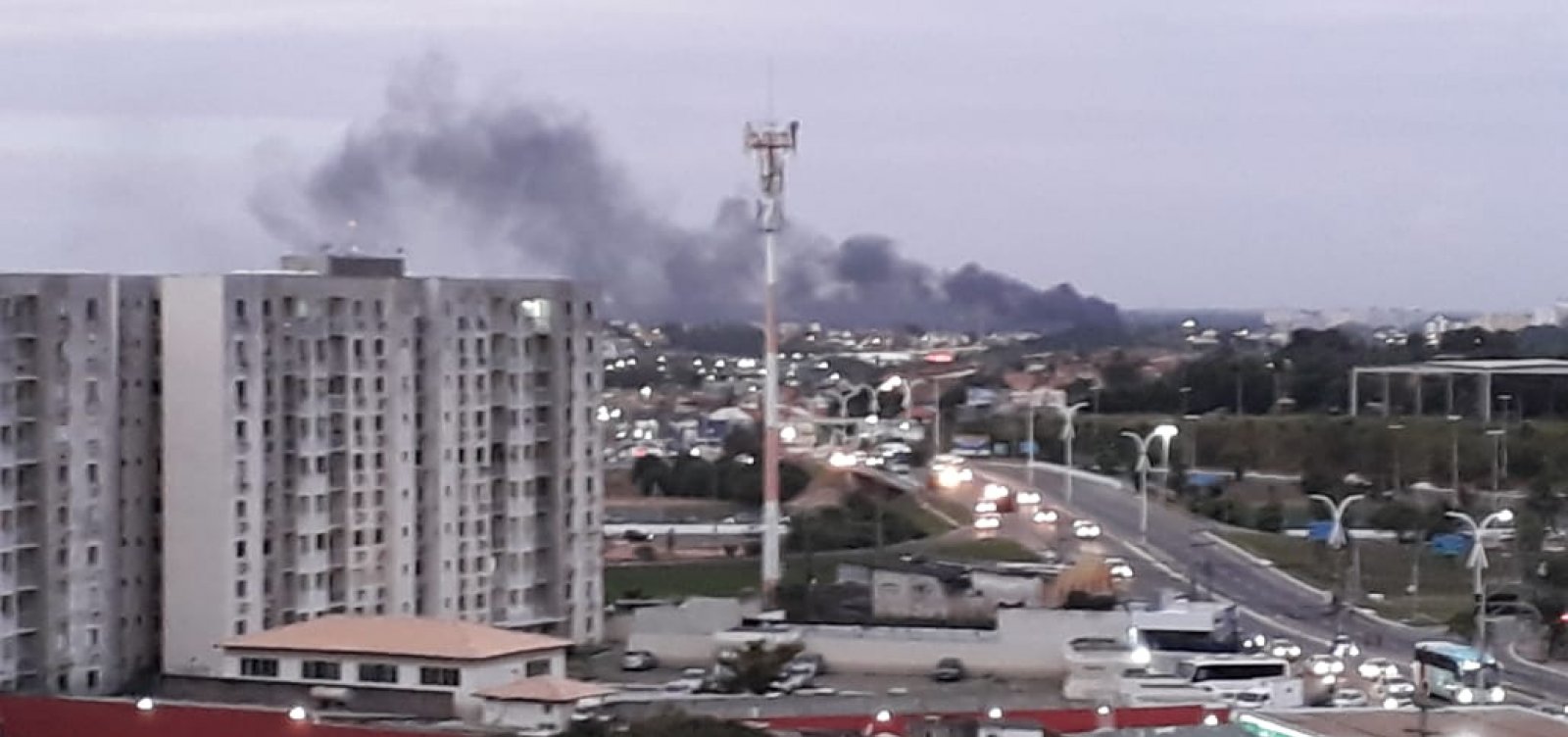 Incêndio em Itinga cria grande nuvem de fumaça em Lauro de Freitas