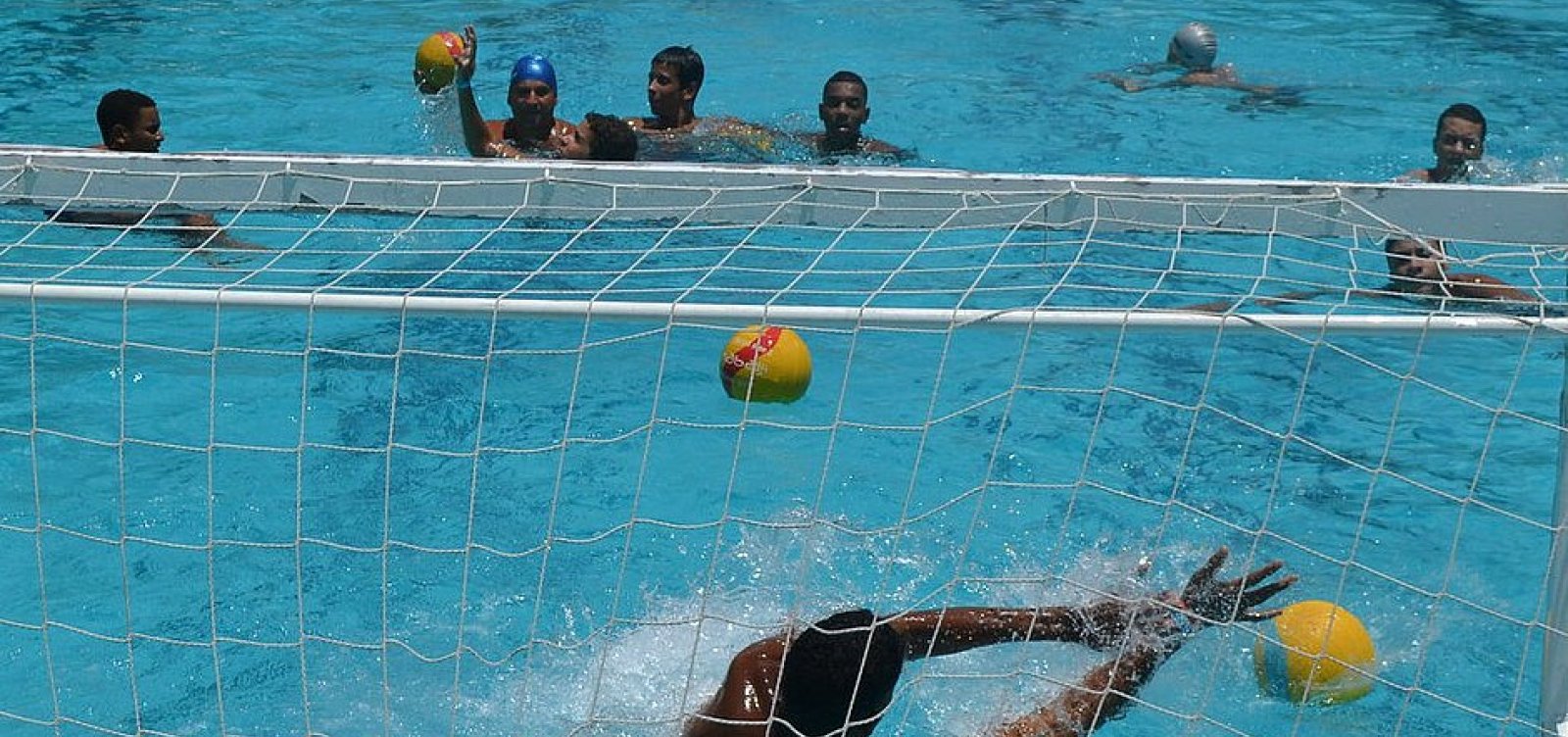 Sudesb oferece 460 vagas para aulas gratuitas de esportes na piscina e no mar