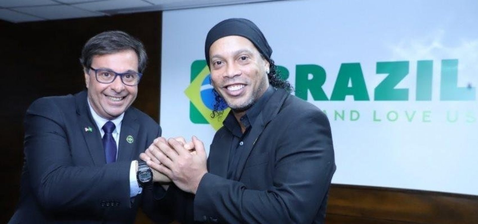 Com passaporte apreendido, Ronaldinho Gaúcho é nomeado embaixador do turismo