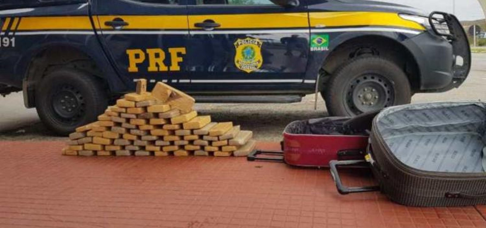 Mulher é presa com 50 kg de drogas em ônibus na BR-116