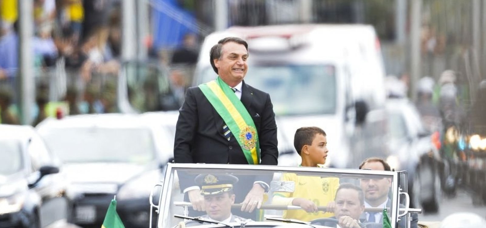 Globo demite funcionário que chamou criança de 'imbecil' por desfilar com Bolsonaro