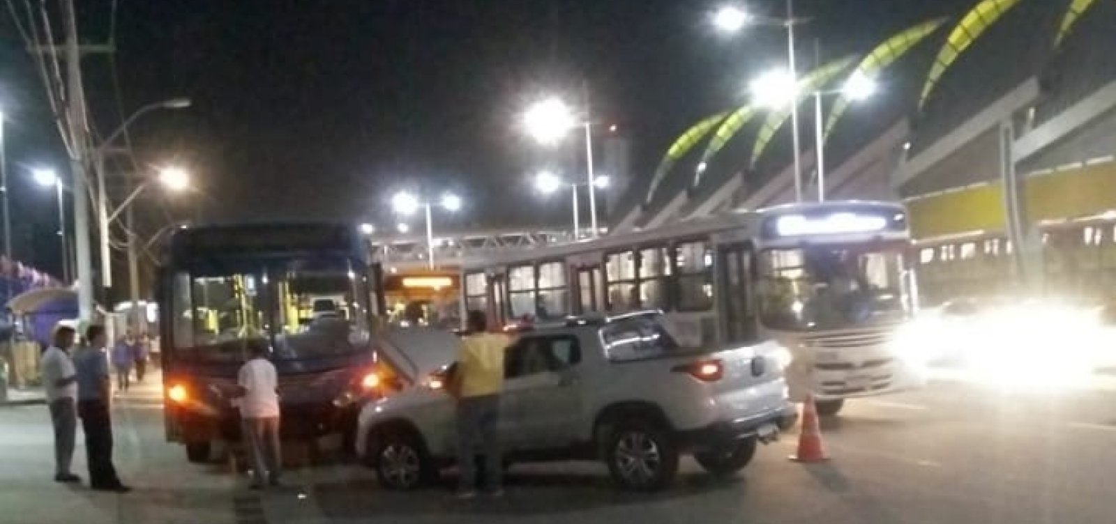 Acidente entre ônibus e carro deixa trânsito lento na Avenida Paralela