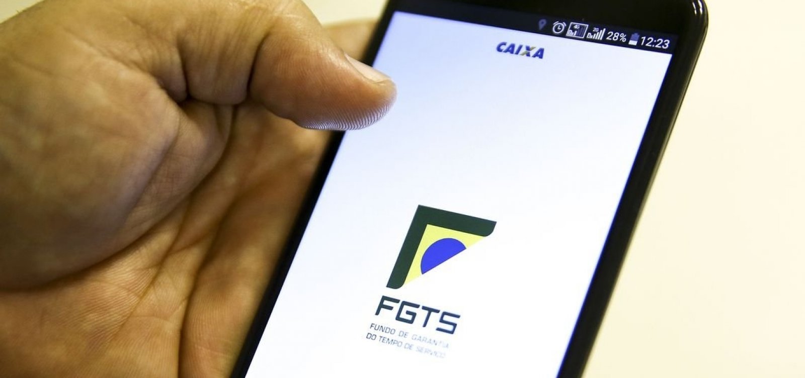 Pesquisa aponta que 38% dos brasileiros devem usar FGTS para pagar dívidas