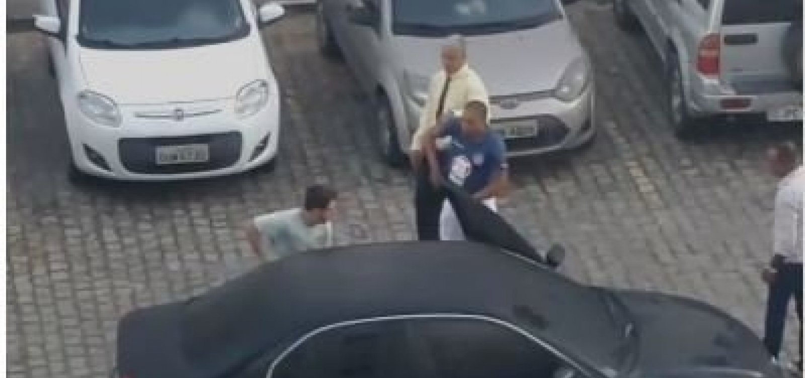 Veja vídeo: briga entre PMs por estacionamento tem troca de tiros