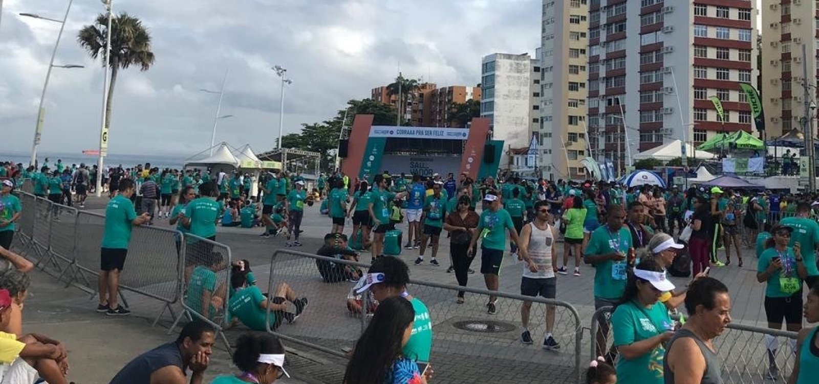 Corredores participam da Maratona de Salvador; veja alternativas do trânsito
