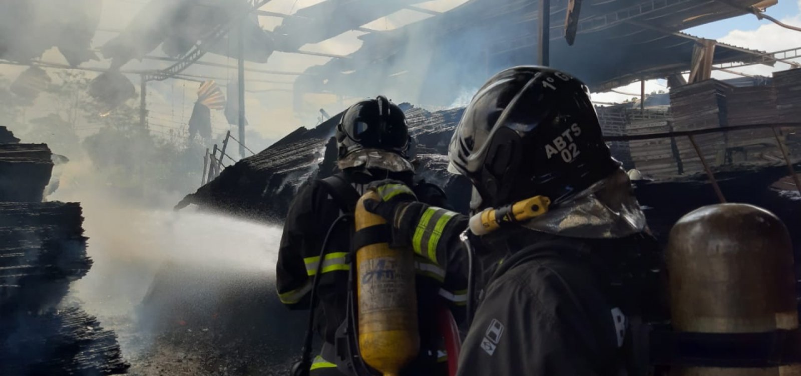 Bombeiros controlam incêndio em fábrica de Simões Filho