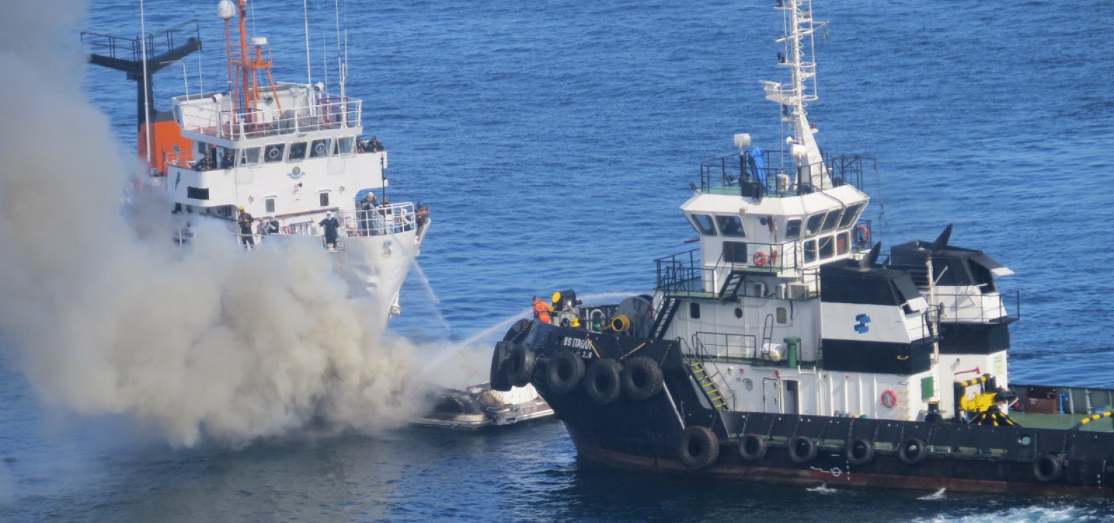 Incêndio em lancha está controlado e não deixa vítimas, diz Marinha