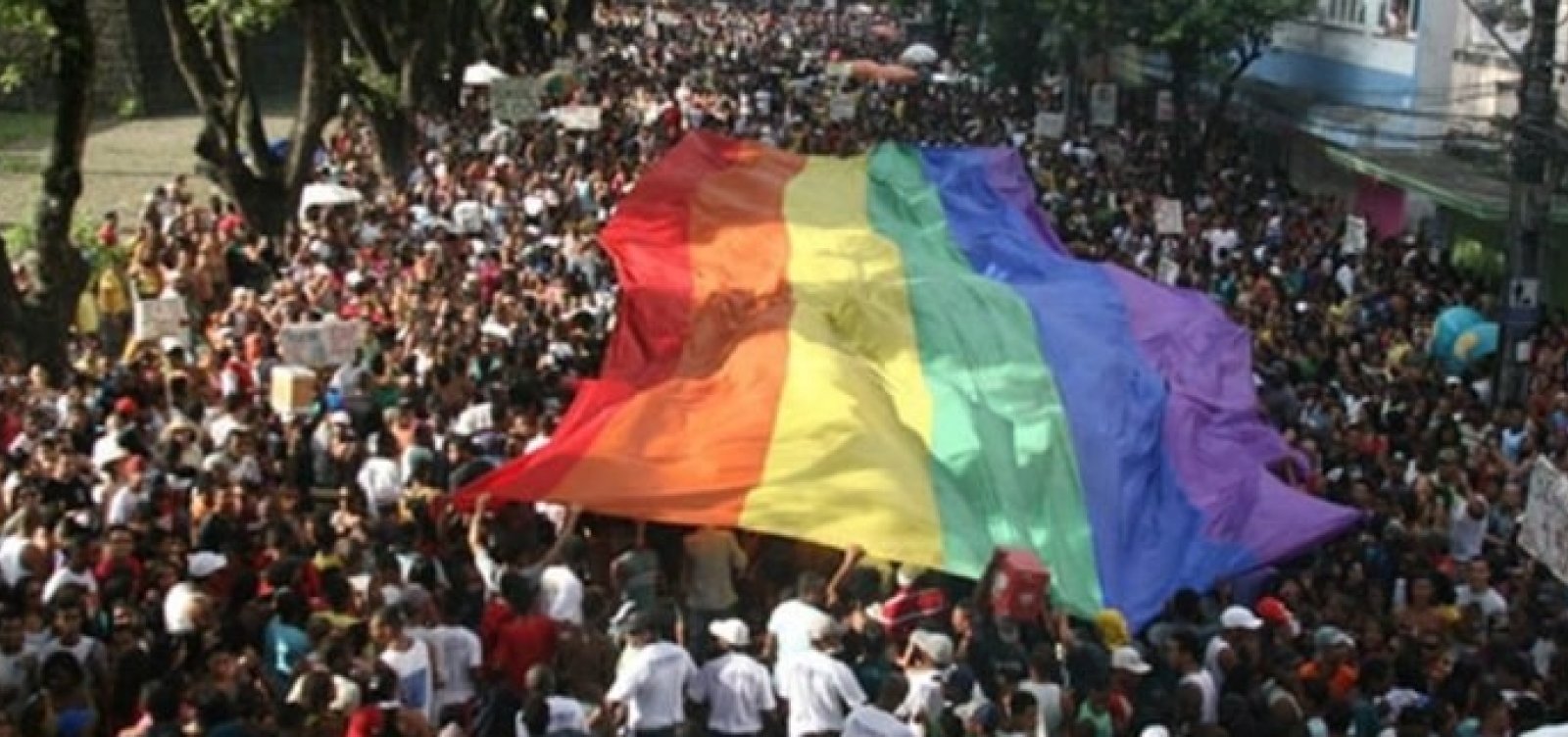 Parada LGBT altera tráfego de veículos neste domingo