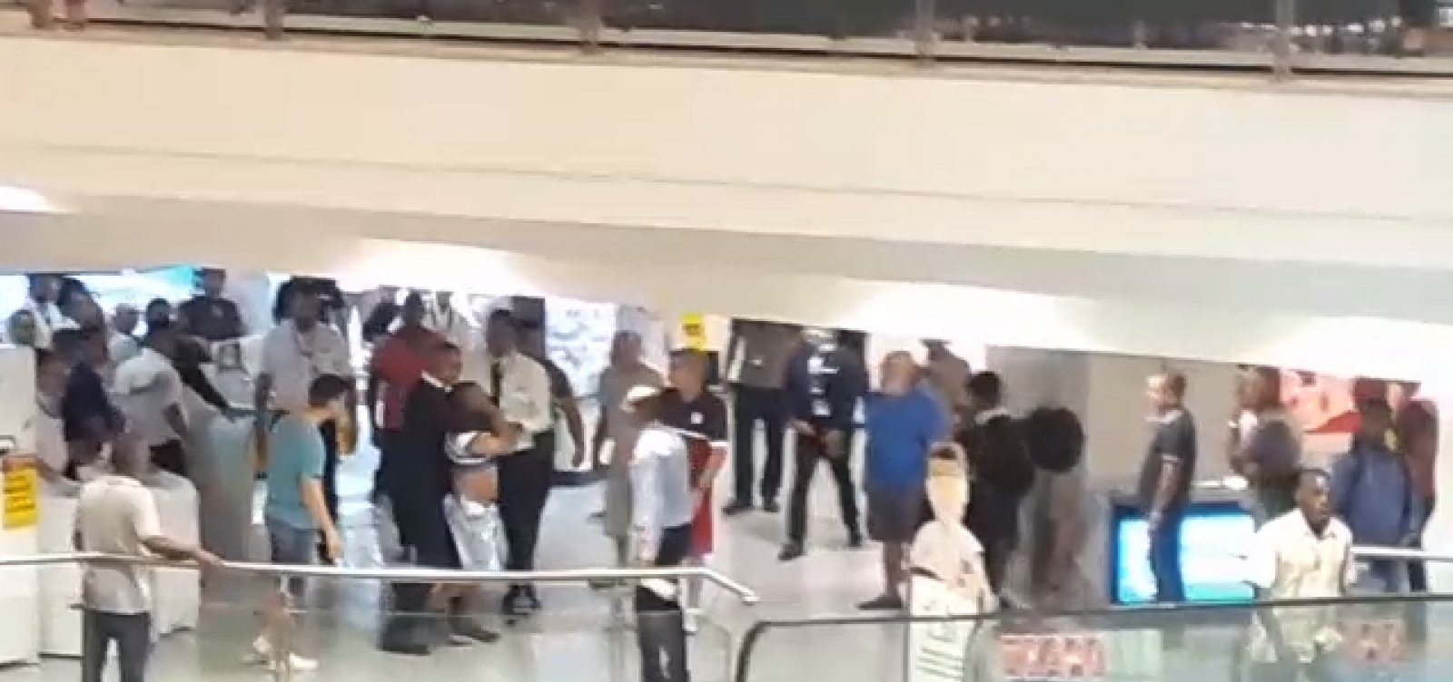 Homem é detido por suspeita de roubo em Shopping Salvador; veja vídeo