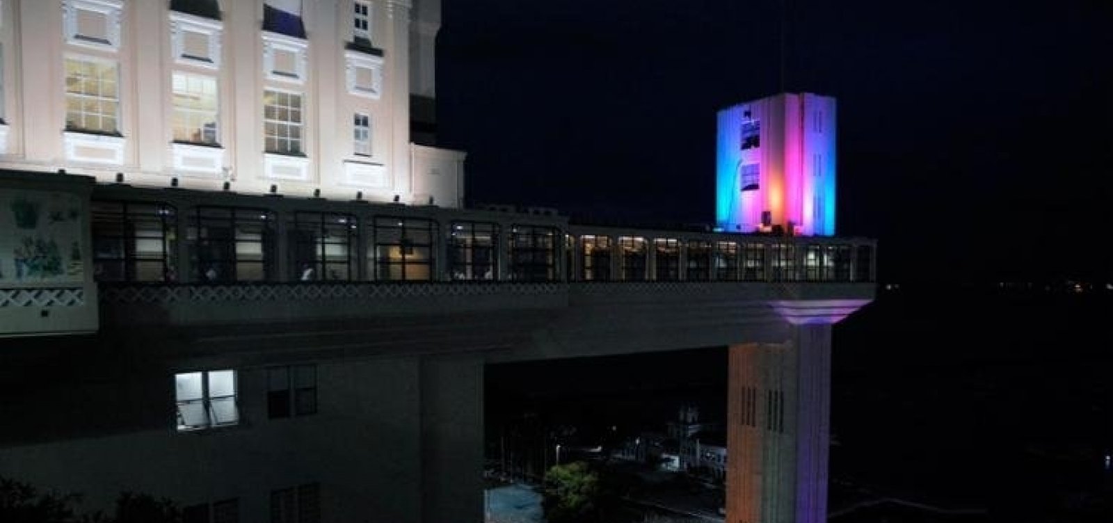 Elevador Lacerda recebe iluminação nas cores da bandeira LGBT