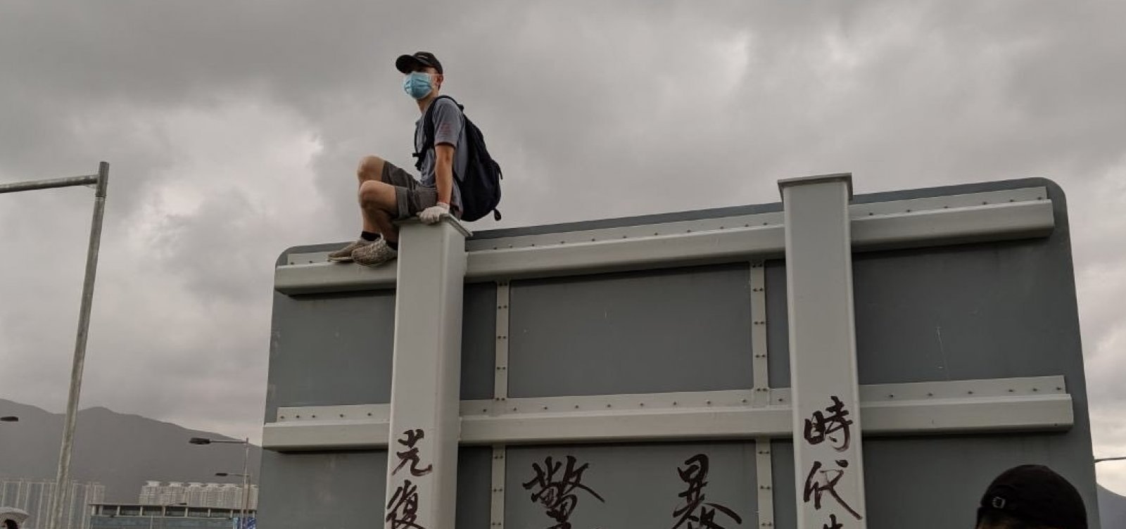 Hong Kong: Manifestantes destroem câmeras e máquinas do metrô