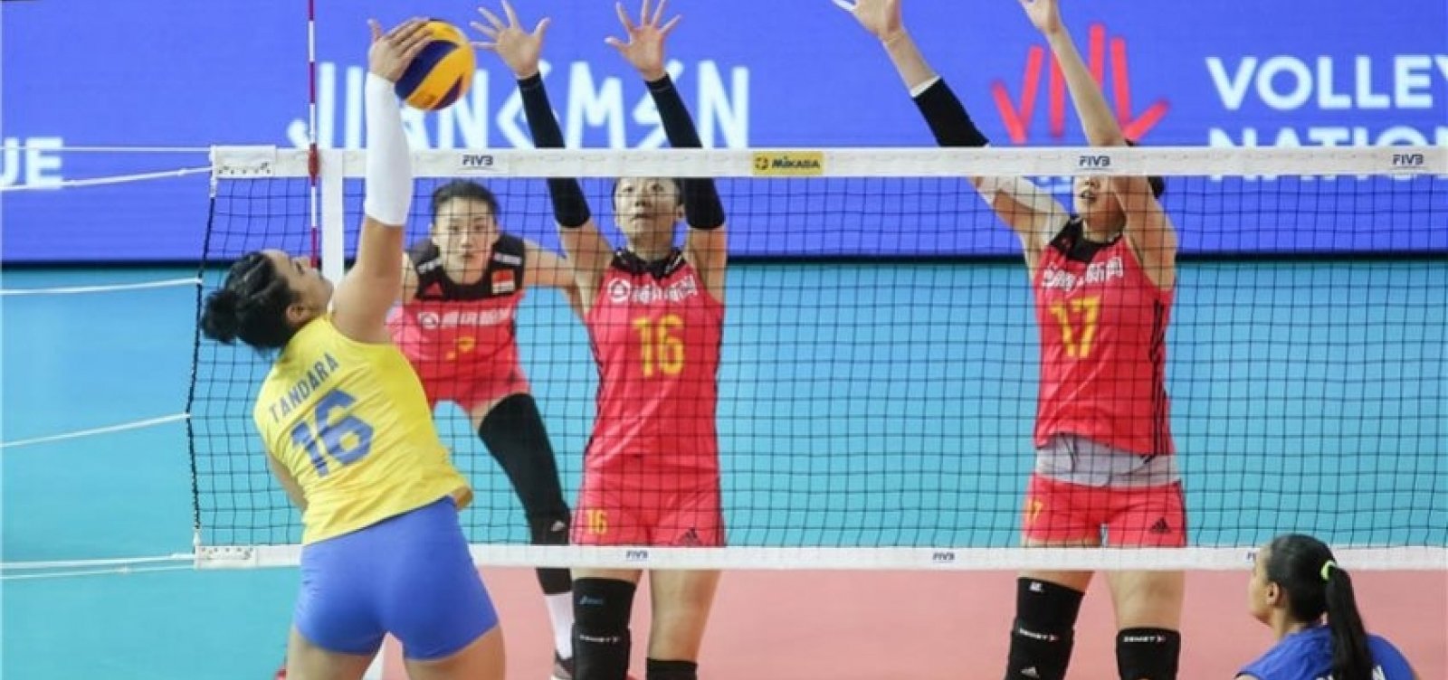 Vôlei feminino do Brasil perde para a China por 3 sets a 2