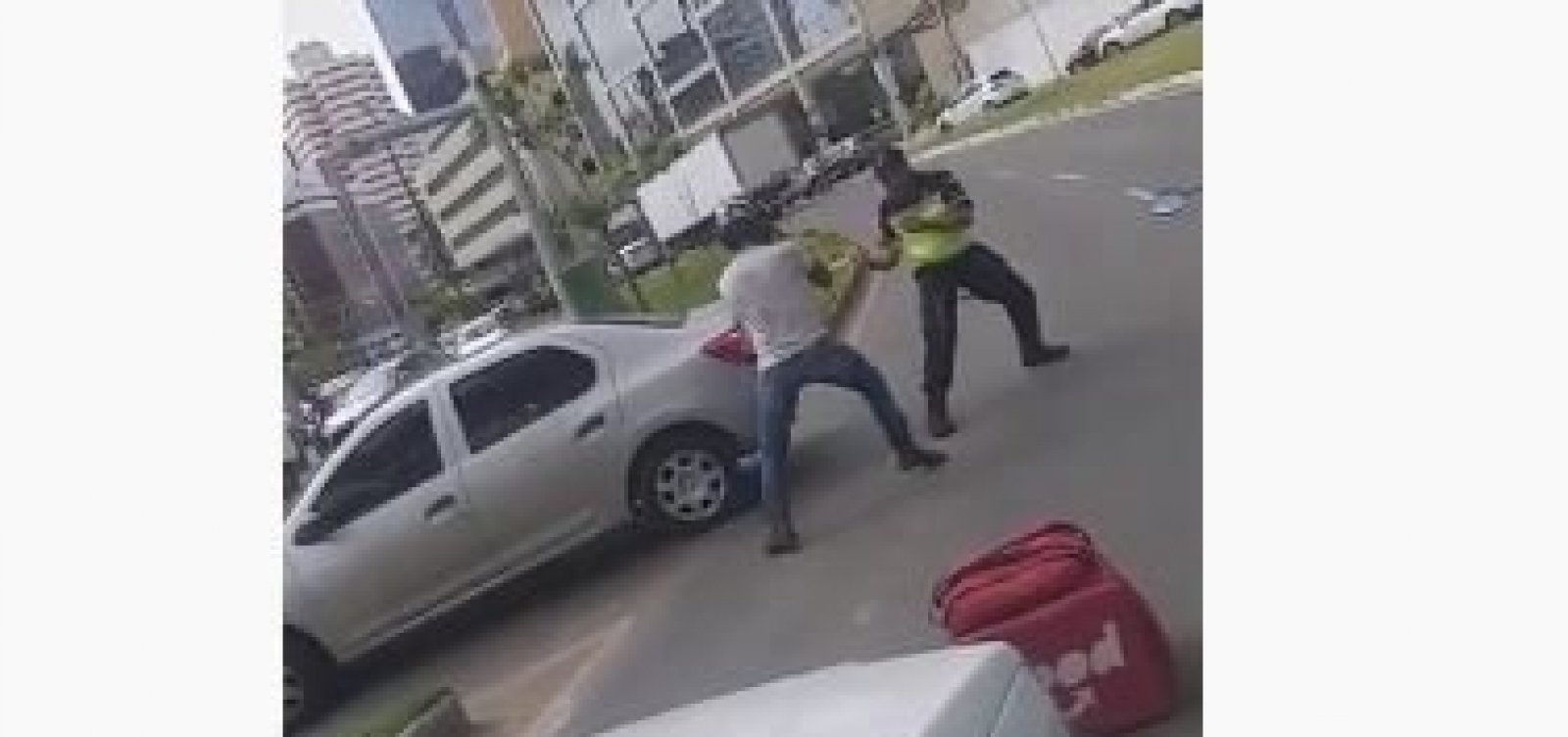 Vídeo Flagra Motociclista E Agente Da Transalvador Brigando No Trânsito Veja Metro 1 8726