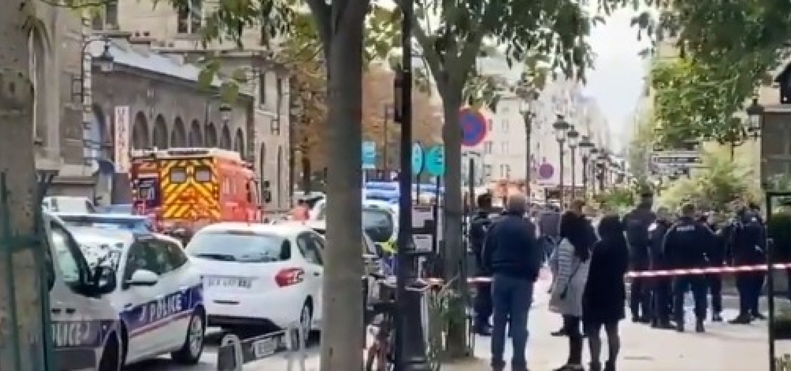 Homem com faca ataca quartel de Paris e mata policial