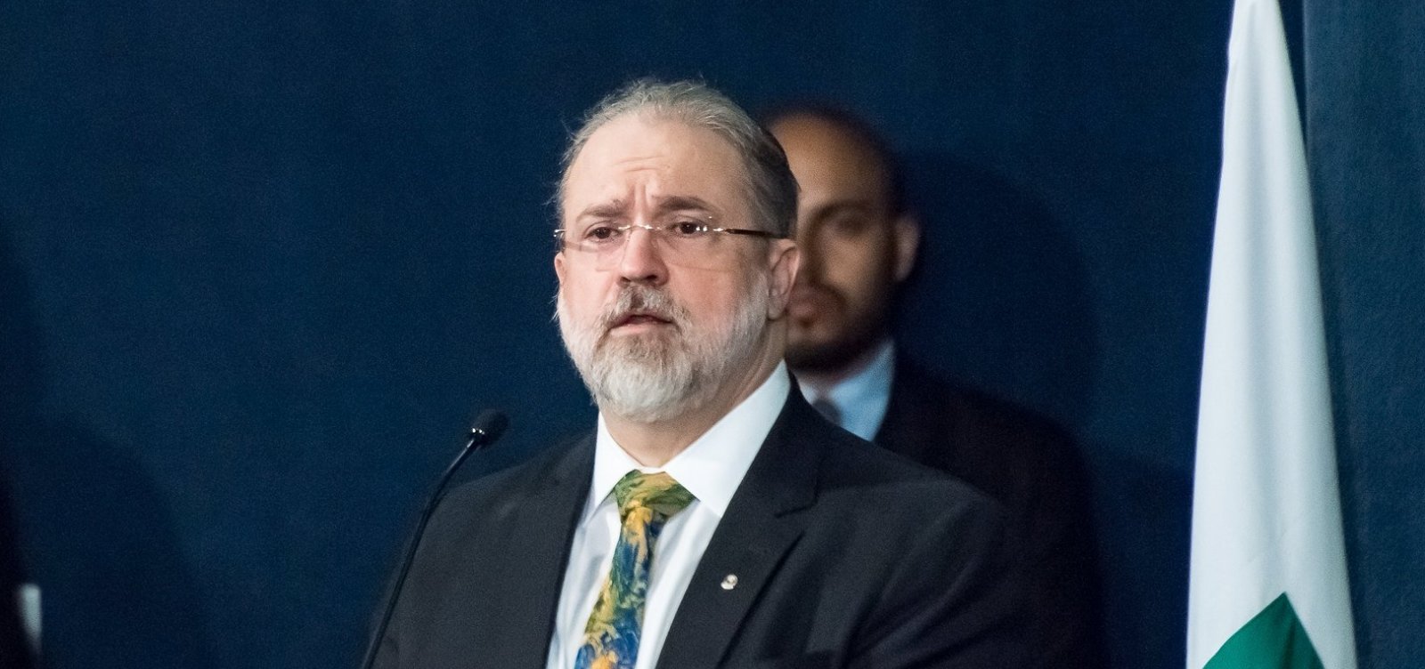 Autorização para Aras viajar de classe executiva quebra regra da PGR, diz coluna