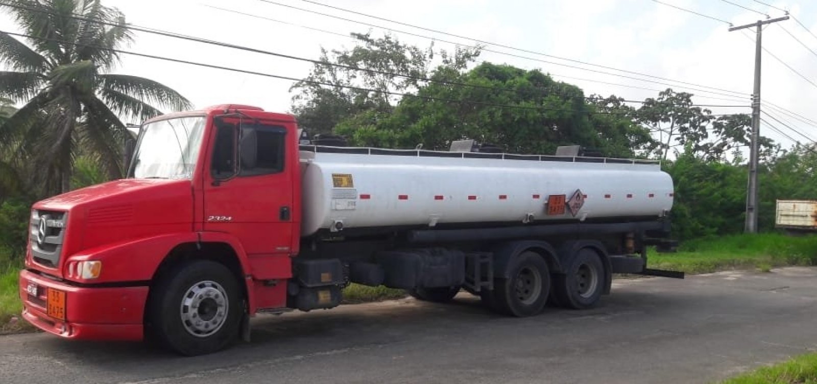 Caminhão com 15 mil litros de etanol irregular é apreendido na BA-093