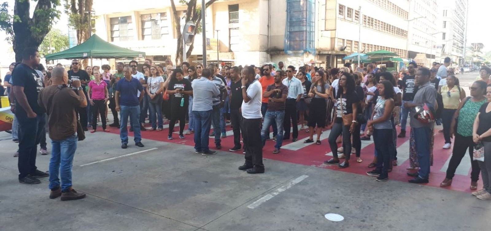 Servidores municipais de Salvador fazem protesto na Praça Inglaterra