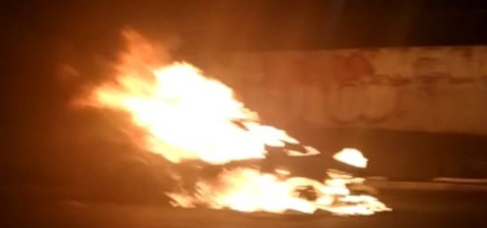 Carro pega fogo em frente ao Shopping da Bahia e deixa trânsito congestionado na ACM