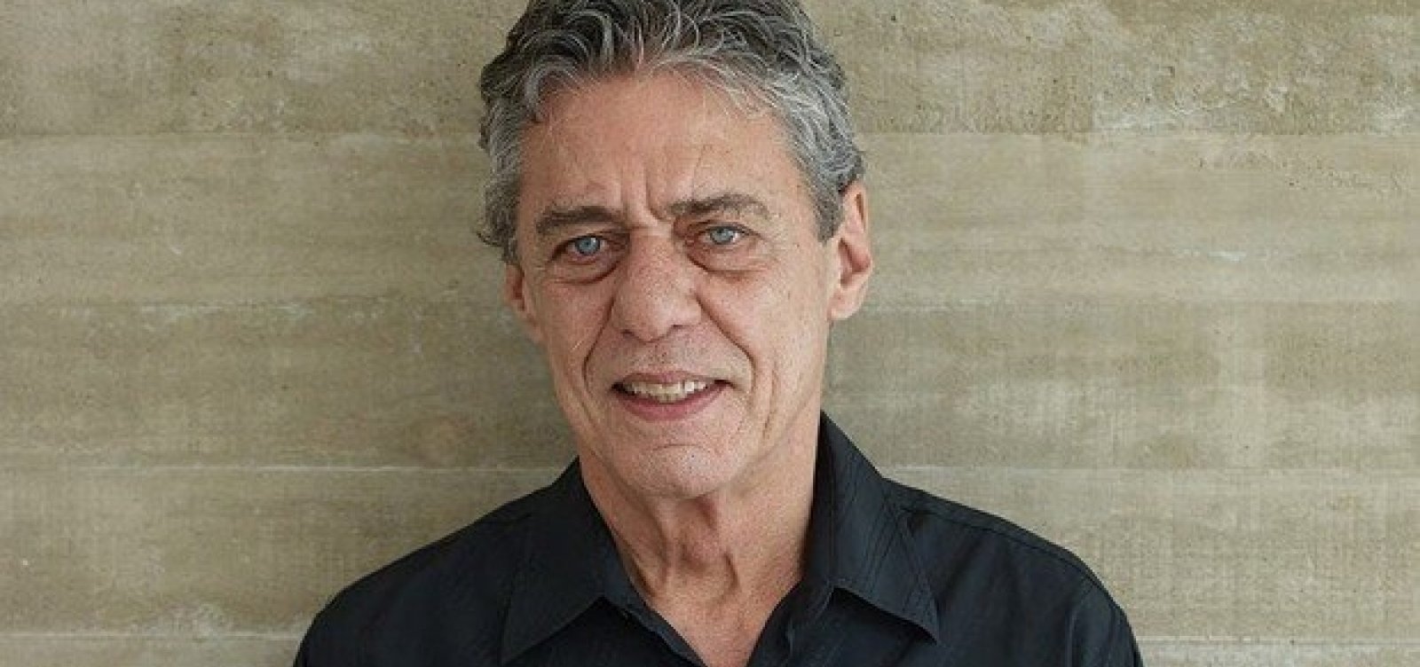 ‘Não assinatura do Bolsonaro é um segundo Camões’, rebate Chico Buarque