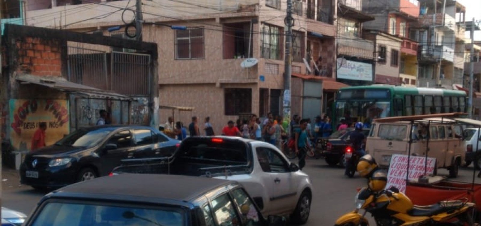 Ônibus é alvo de ataque no bairro do Uruguai, em Salvador