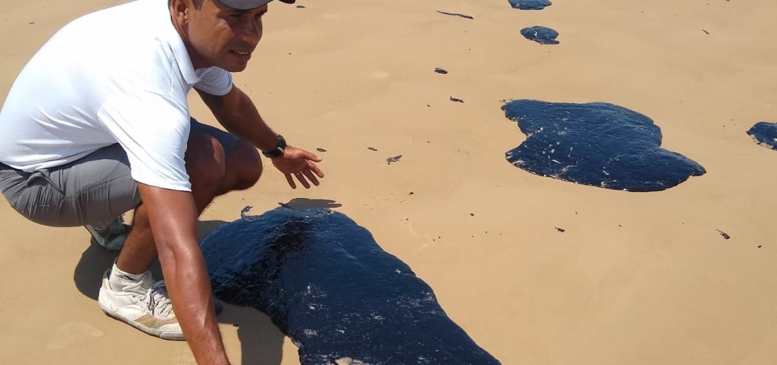 Marinha confirma manchas de óleo em Jauá e Abrantes