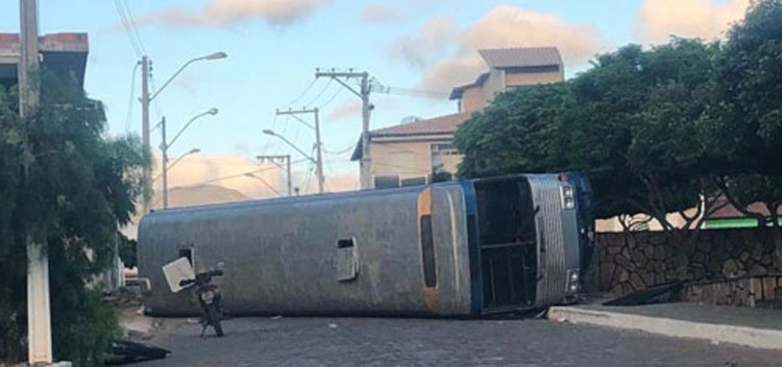 Quatro ficam feridos após ônibus com romeiros tombar em Ituaçu