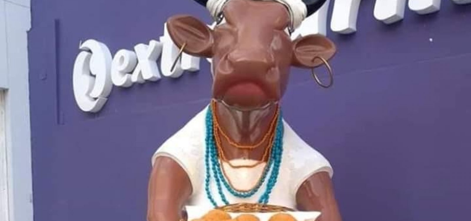 Escultura de vaca pintada de baiana de acarajé é removida do bairro da Graça