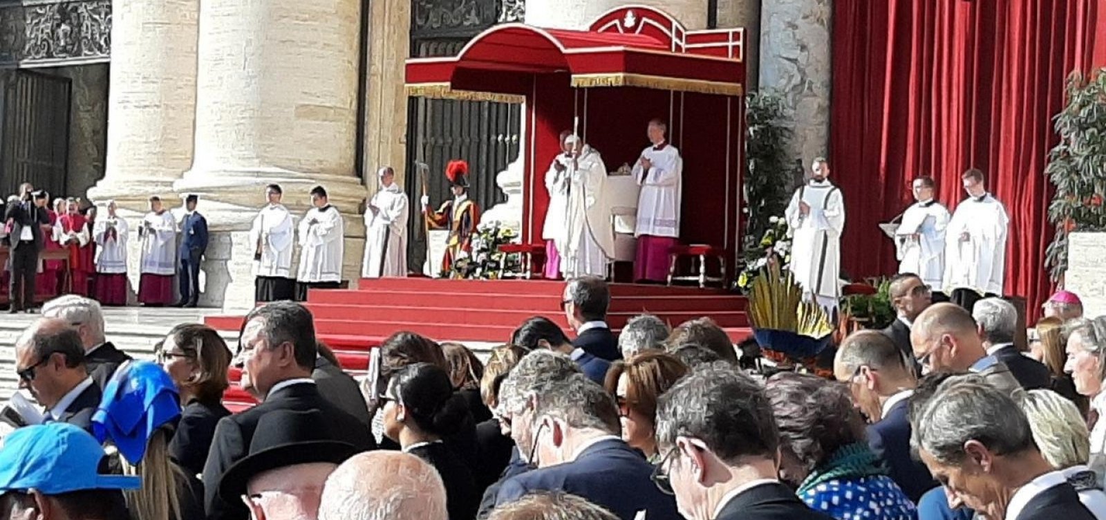 Prefeito ACM Neto e governador Rui Costa marcam presença na canonização de Irmã Dulce