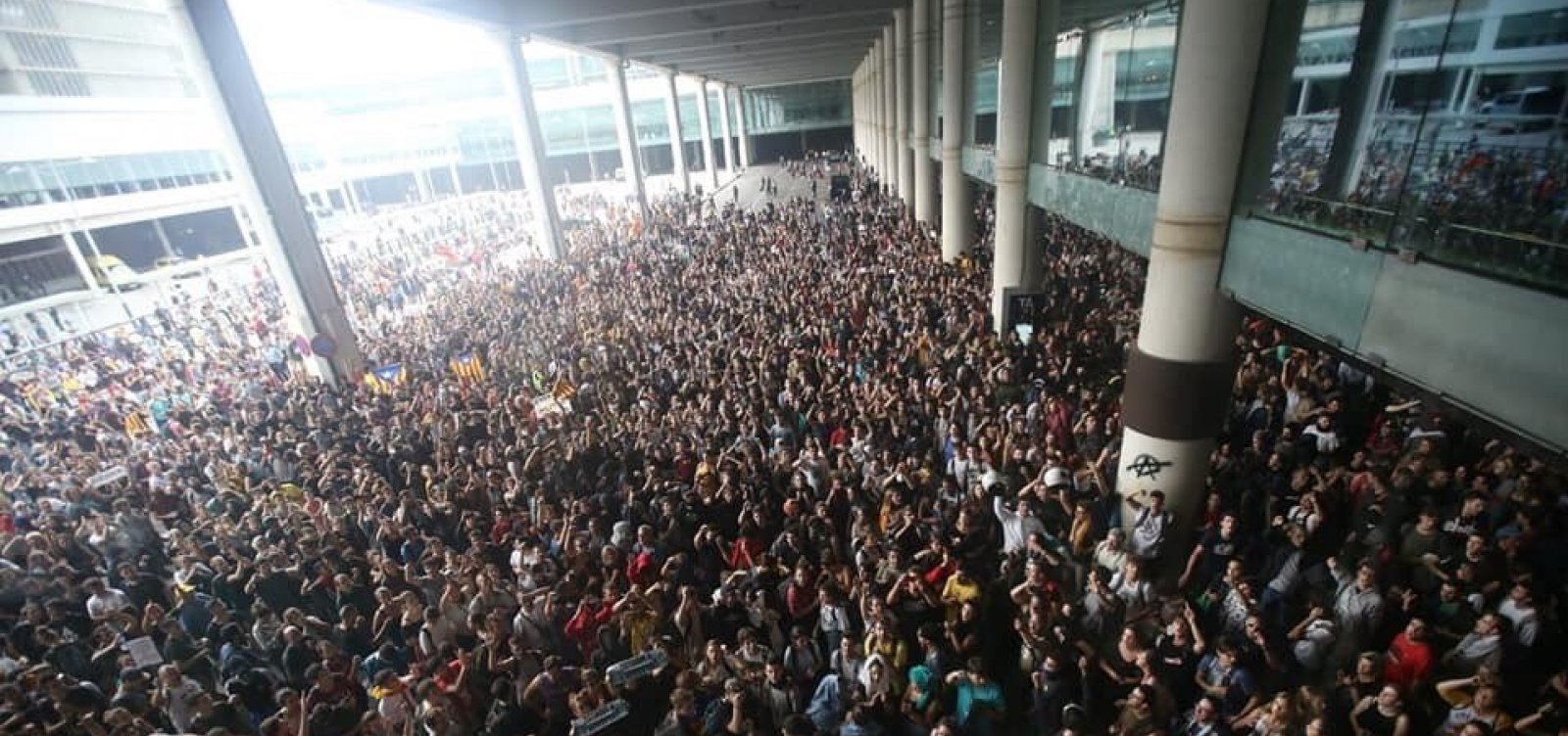 Justiça condena líderes separatistas da Catalunha e manifestantes fecham aeroporto