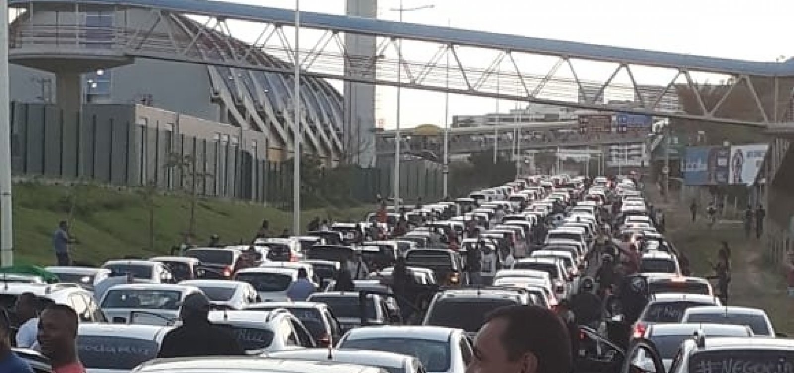 Grupo de PMs sai em carreata e deixa Av. Paralela congestionada; veja vídeo