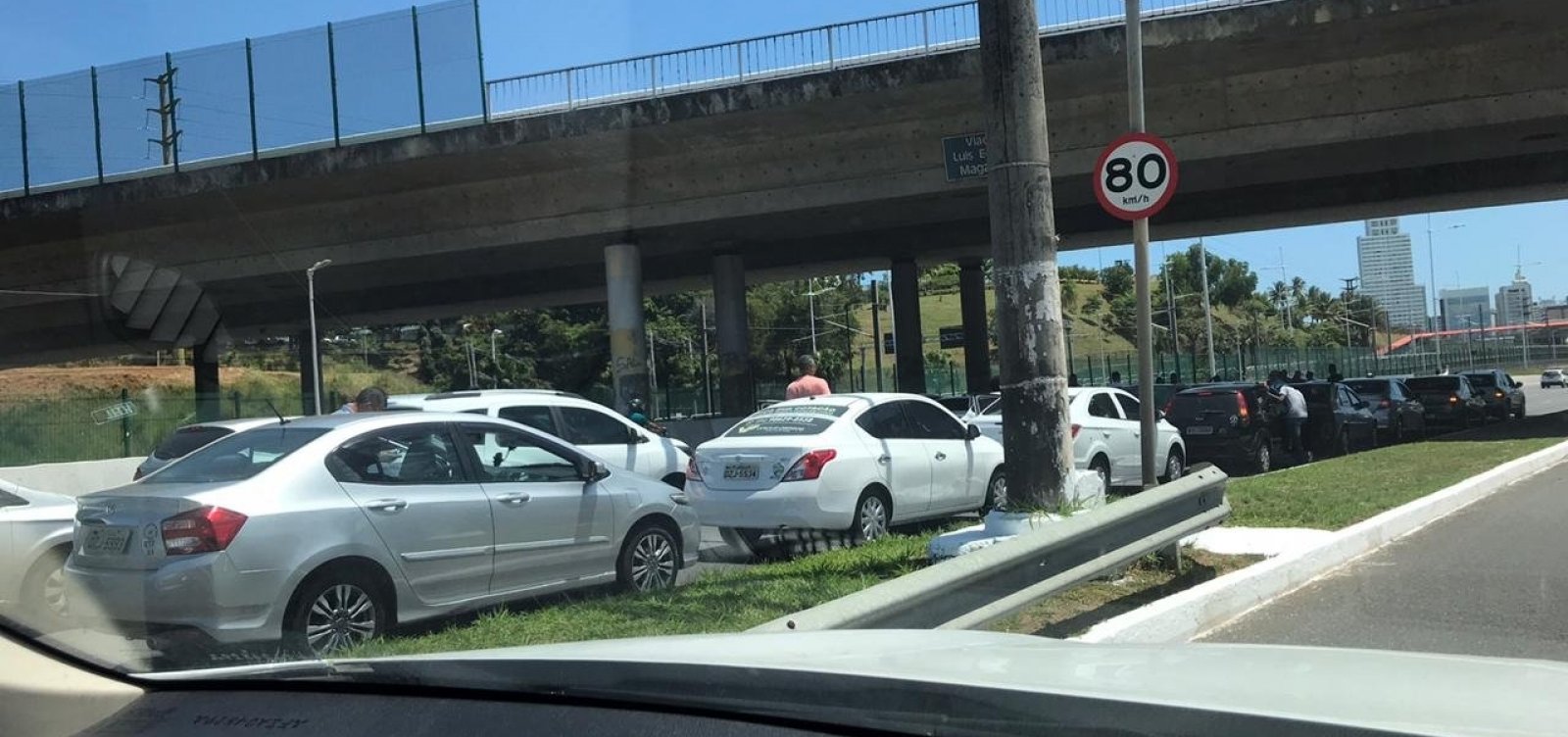 Carreata de motoristas de aplicativos deixa trânsito lento na Paralela