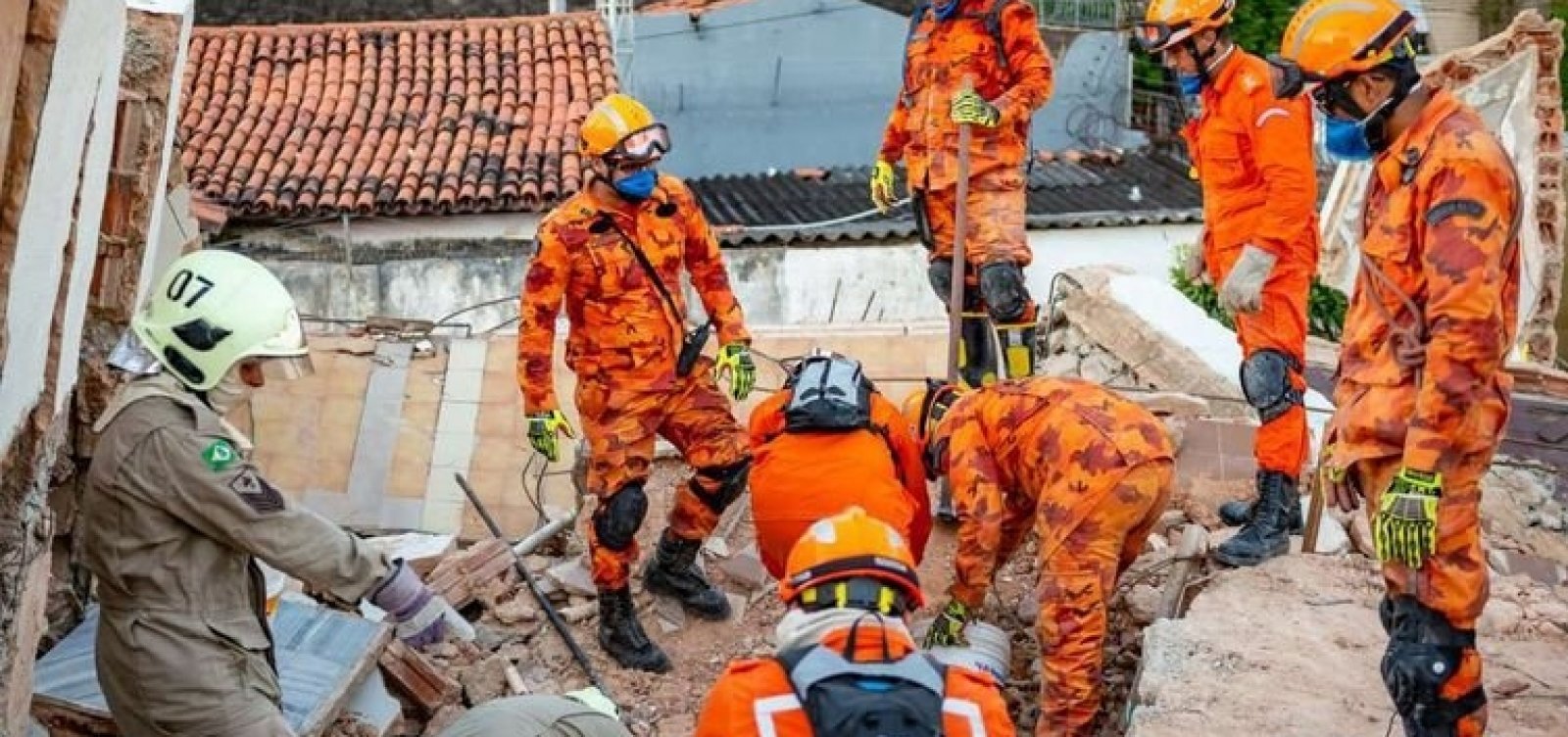 Número de mortos sobe para 6 em desabamento de prédio em Fortaleza