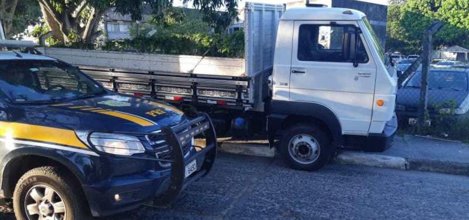 PRF apreende caminhão de carga adulterado na BR-324